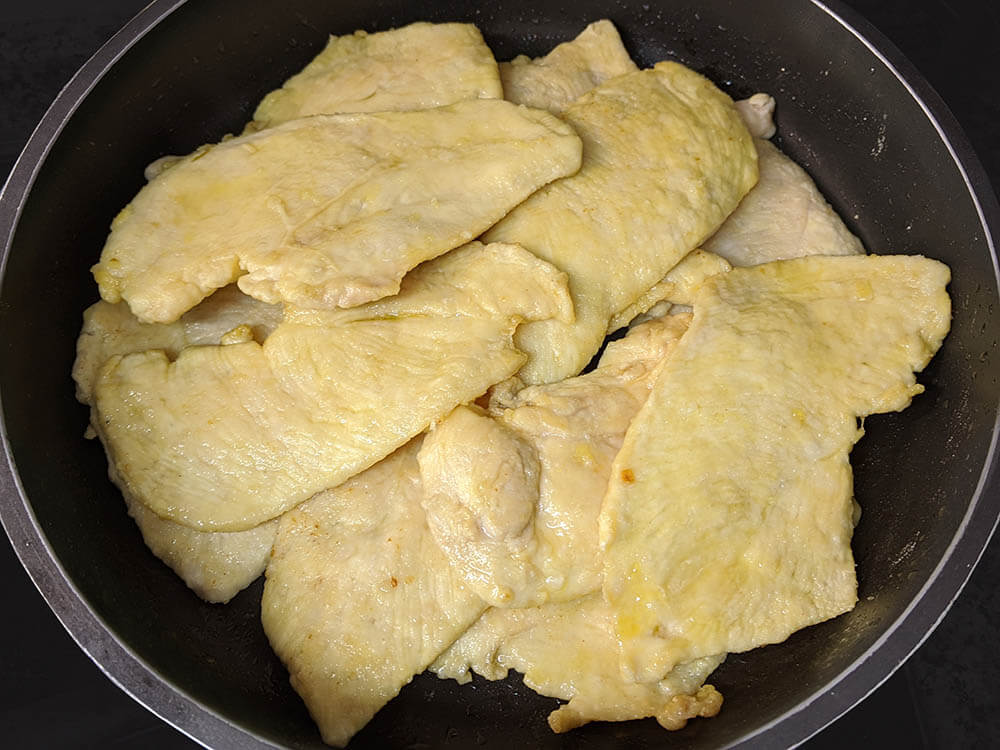 Pollo enharinado frito.