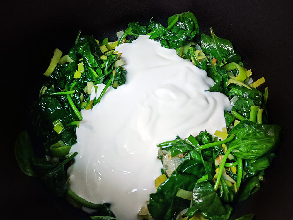 Puerro, espinacas baby y crema de leche.