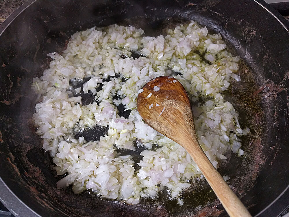 Cebolla picada pochando