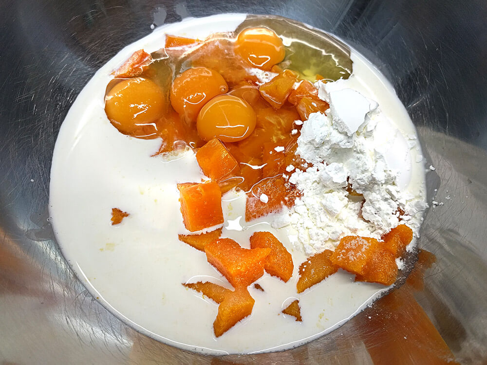 Cuenco con leche, huevos, azĂșcar, calabaza cocida y Maizena.
