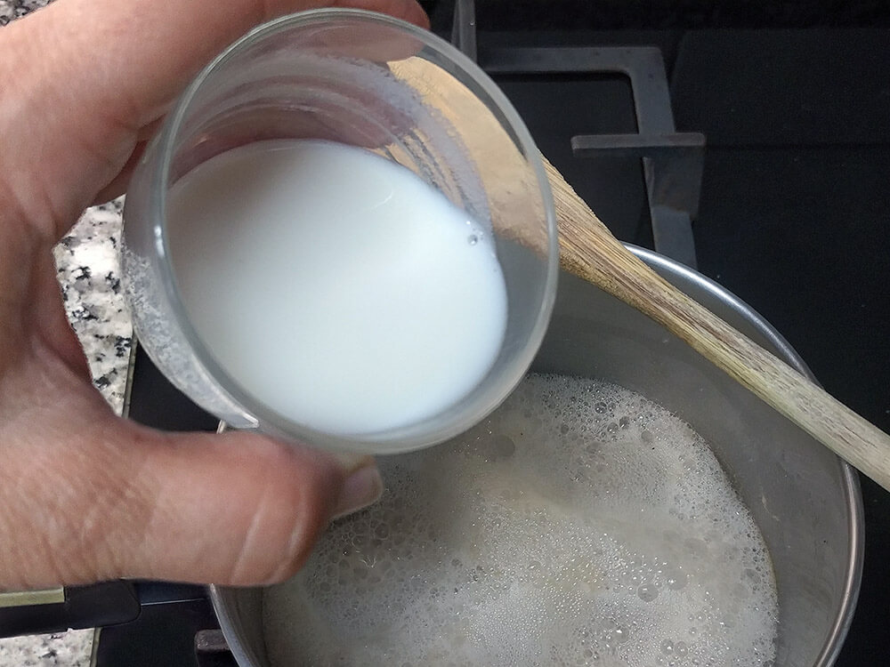 Horchata hirviendo y leche con agar-agar