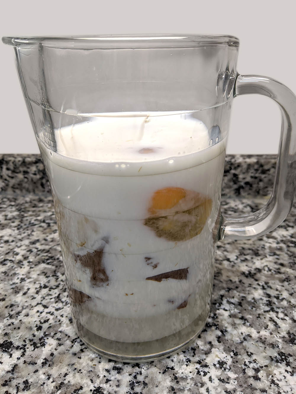 Jarra con yogures, leche, azĂșcar y huevos.