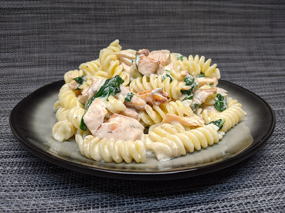 Fusilli con salmón y espinacas baby - Unaderecetas