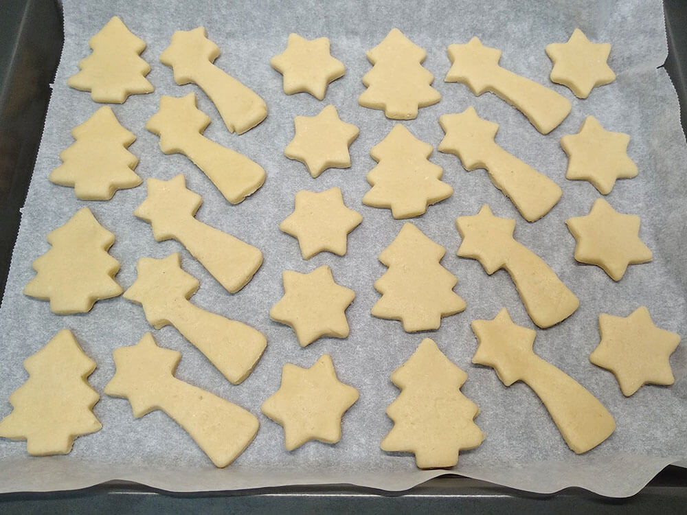 Galletas de mantequilla en bandeja de hornear.