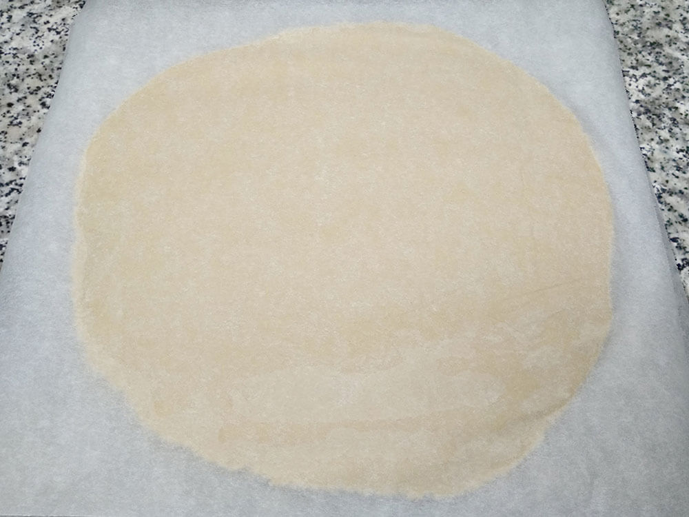 Masa de las galletas de mantequilla estirada lista para cortar.