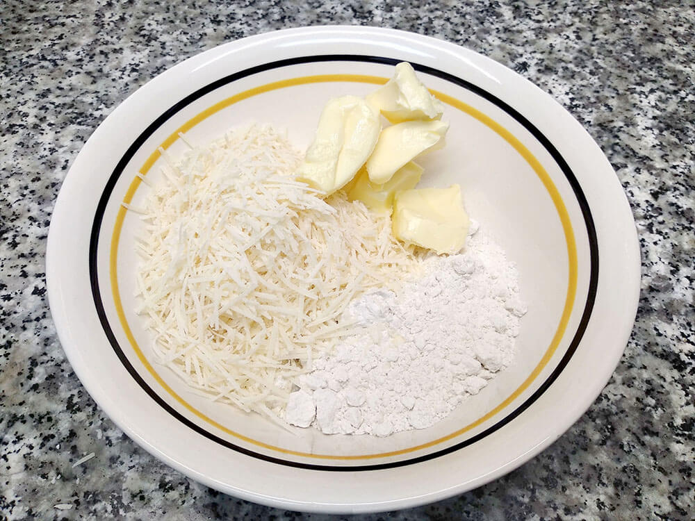 Harina, parmesano rallado y mantequilla.