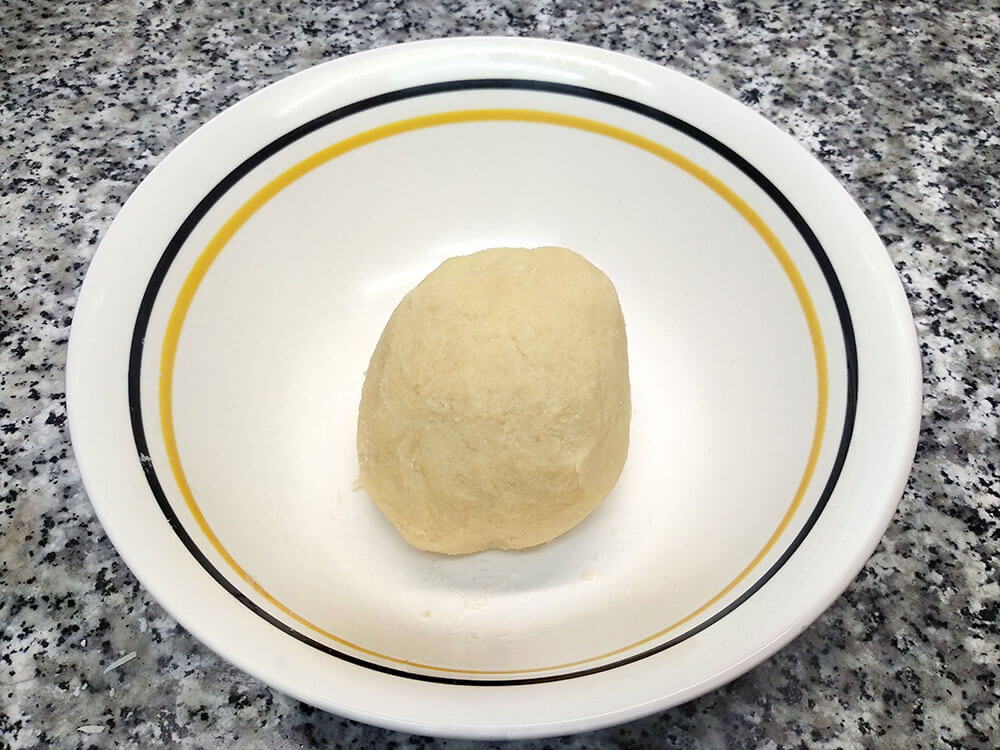 Bola de masa de galleta de parmesano.