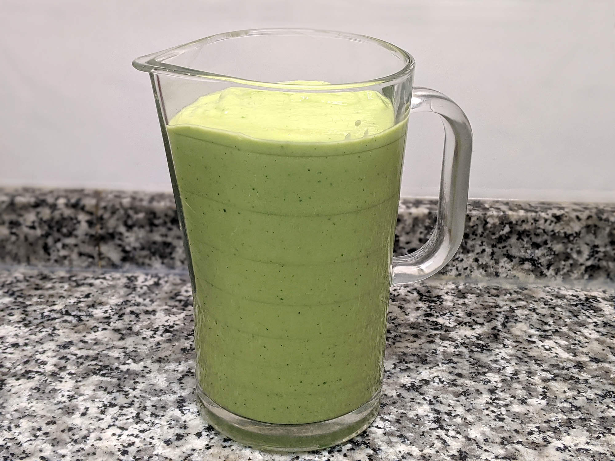 Gazpacho de aguacate en jarra.