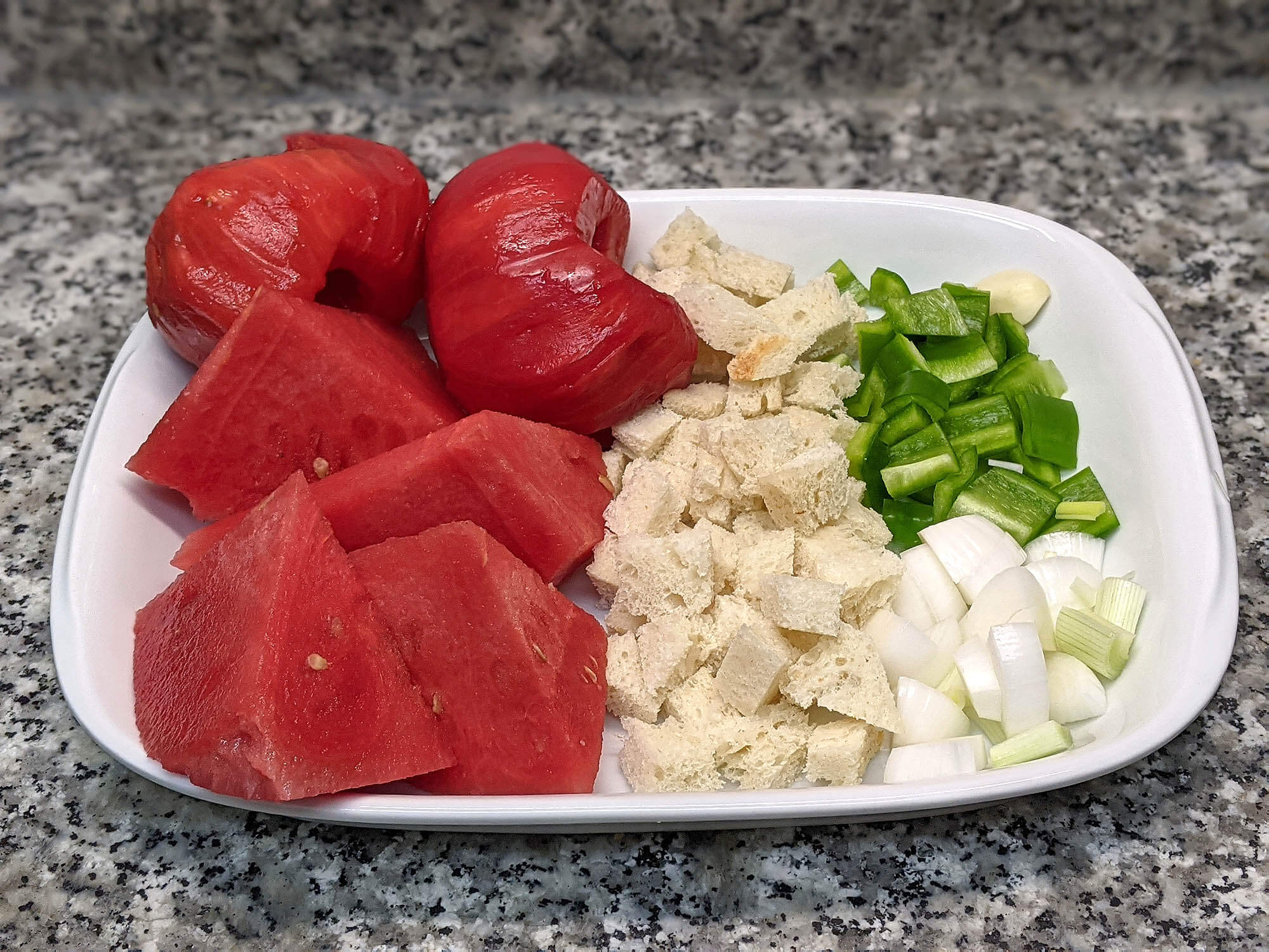 Tomate, sandía, cebolla, pimiento verde, pan y diente de ajo.