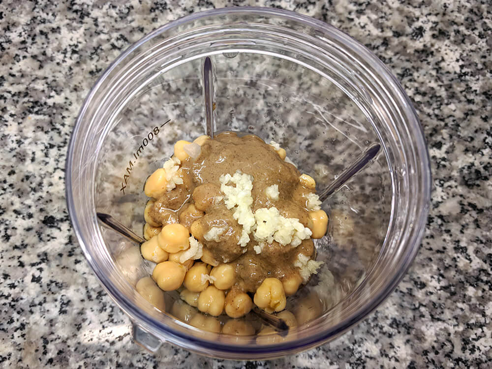 Garbanzos cocidos, tahín, aceite de oliva, diente de ajo y zumo de limón.