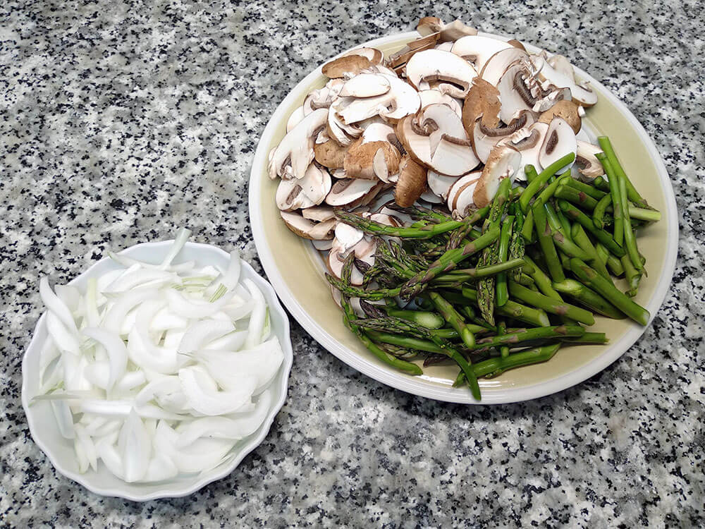 Cebolla, champiƱones y espƔrragos cortados.