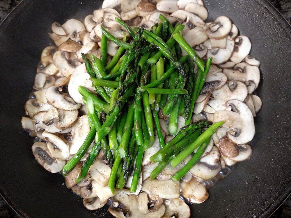 EspƔrragos y champiƱones salteados.