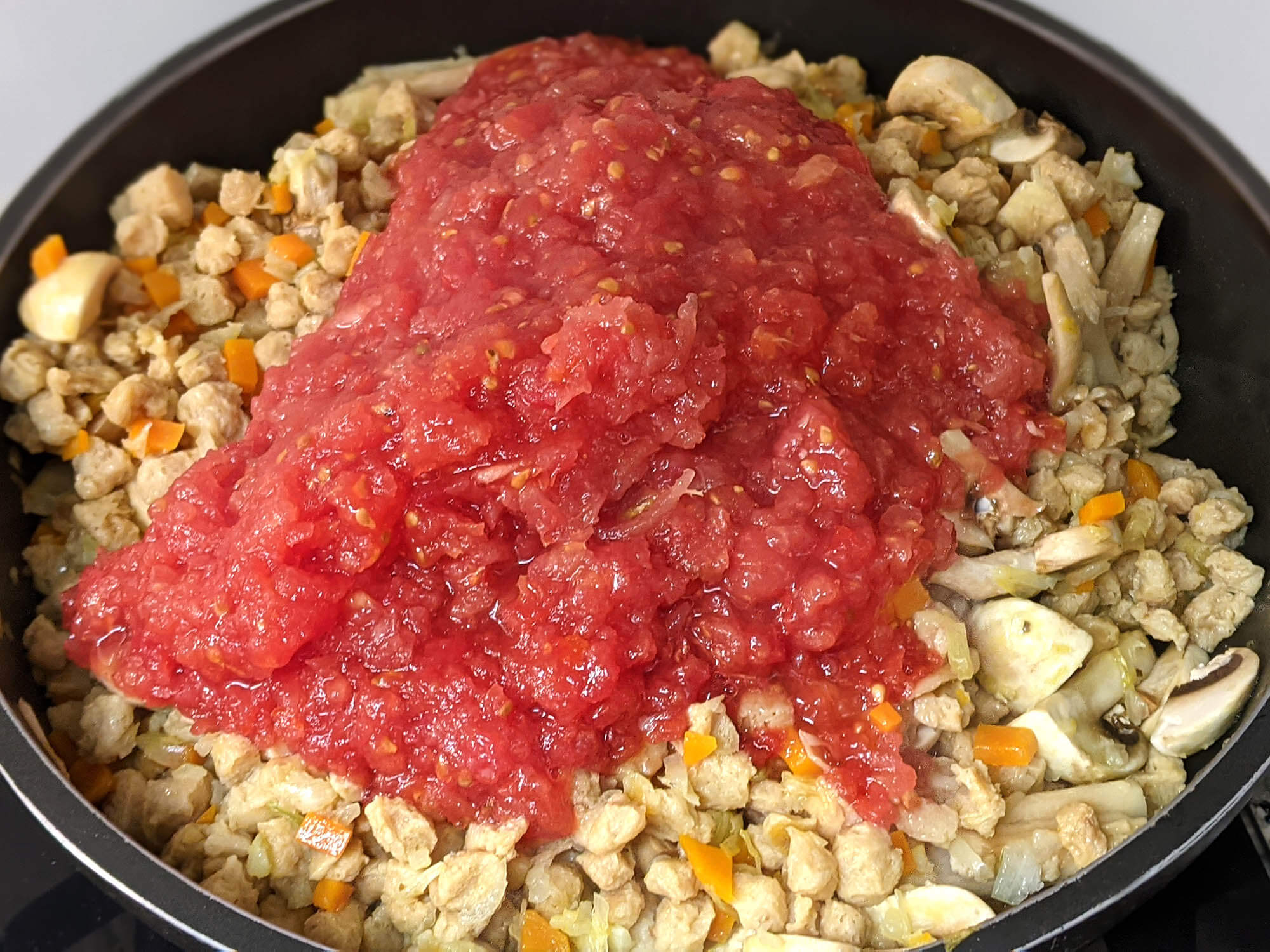 Puerro, cebolla, zanahoria, diente de ajo, soja texturizada remojada, champiñones y tomate rallado.