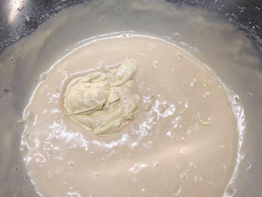 Añadimos el chocolate blanco deshecho a las claras montadas con azĂșcar y harina.