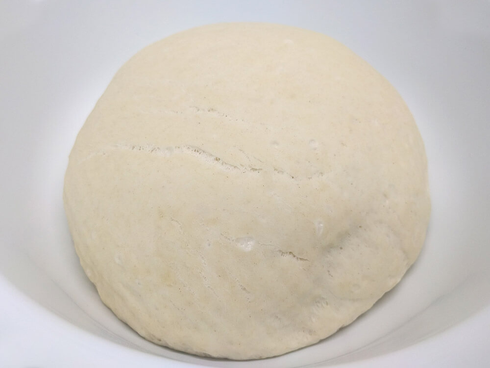 Masa de pizza lista para estirar.