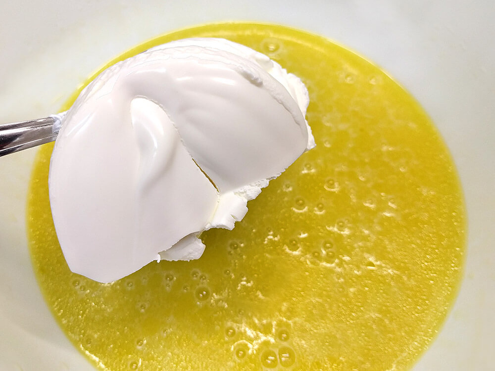Huevos batidos con queso de untar