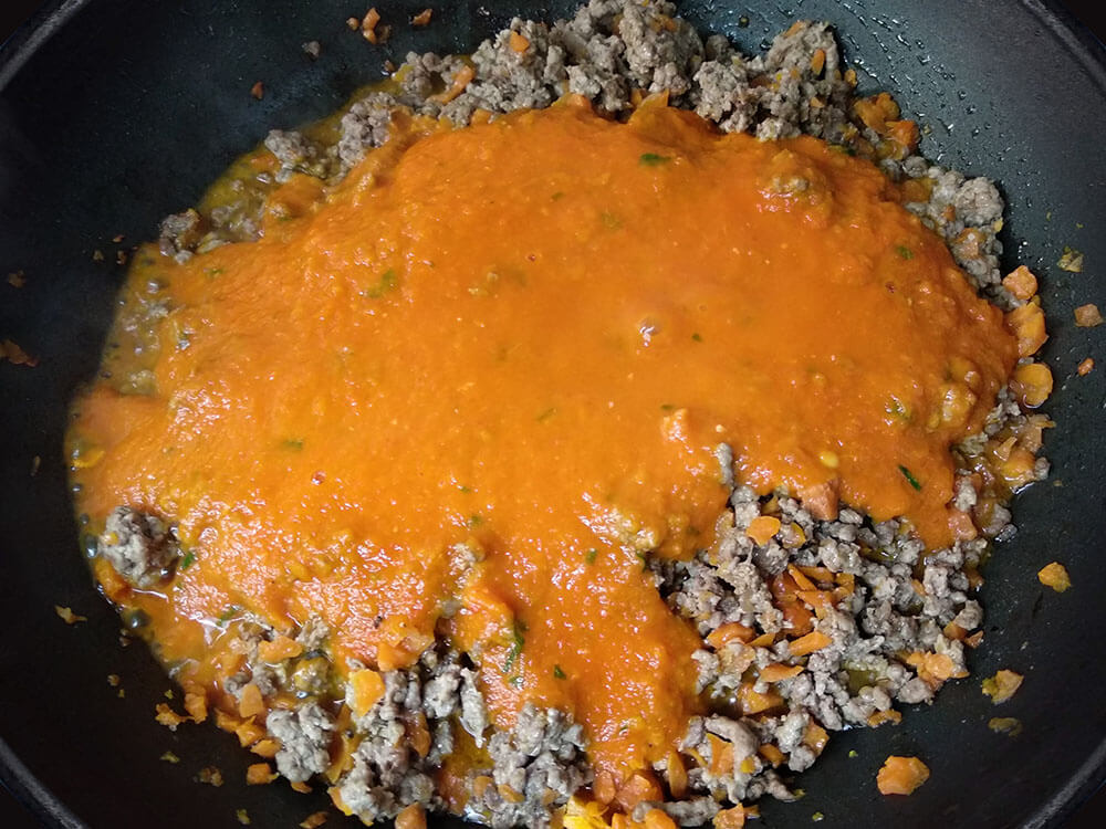 Zanahoria picada, ternera picada y sofrito.