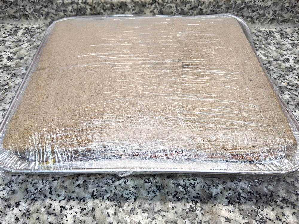 Pastel de pan de molde envuelto en film transparente.