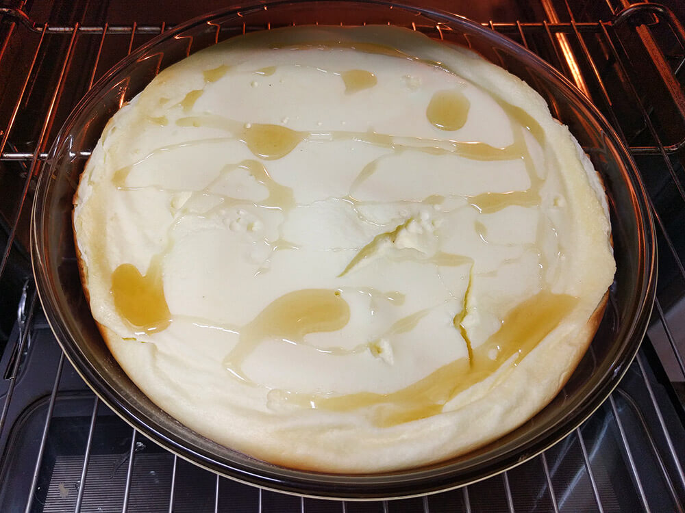 Pastel de queso horneándose con miel