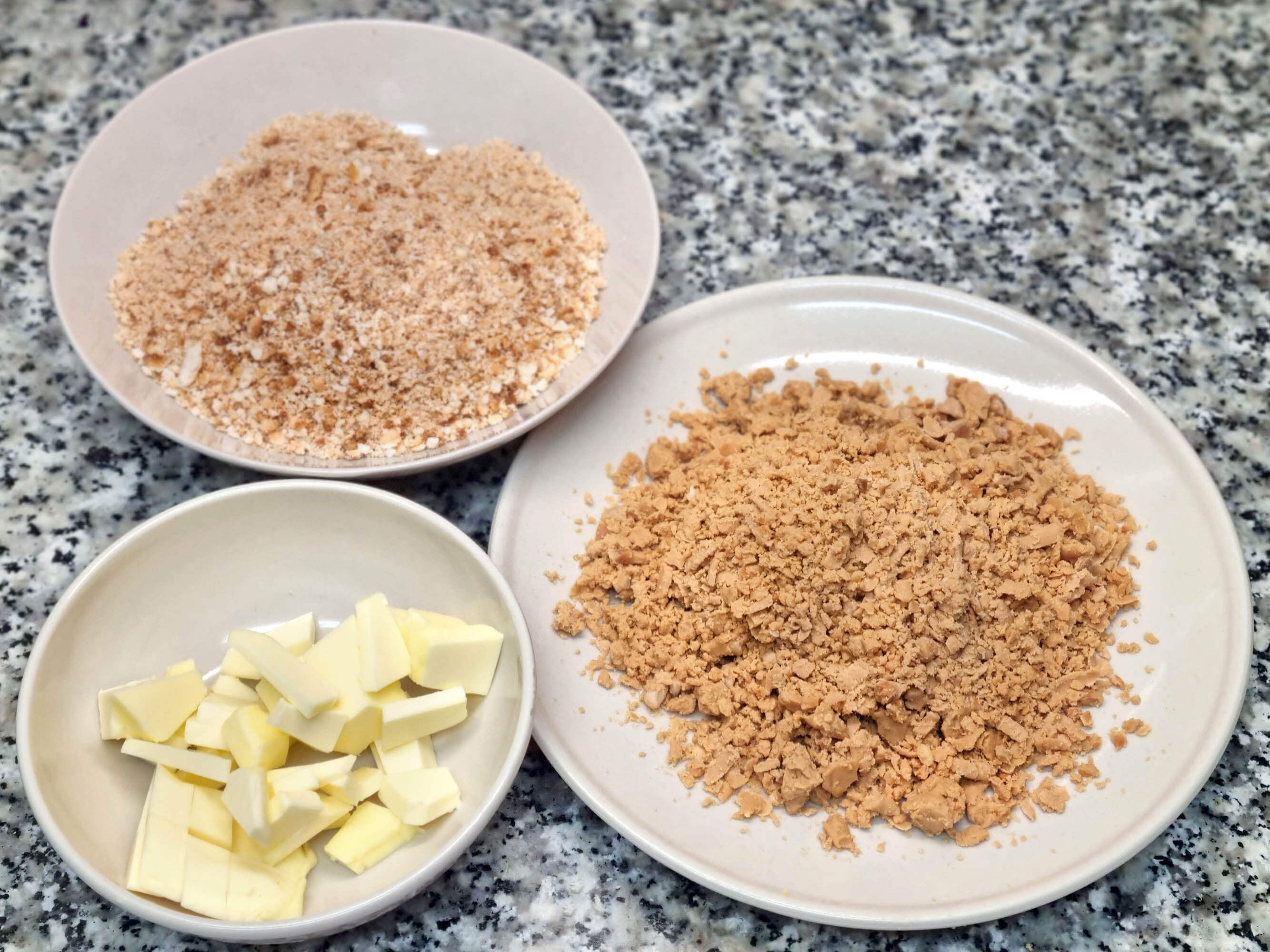 Turrón rallado, galletas picadas y mantequilla.