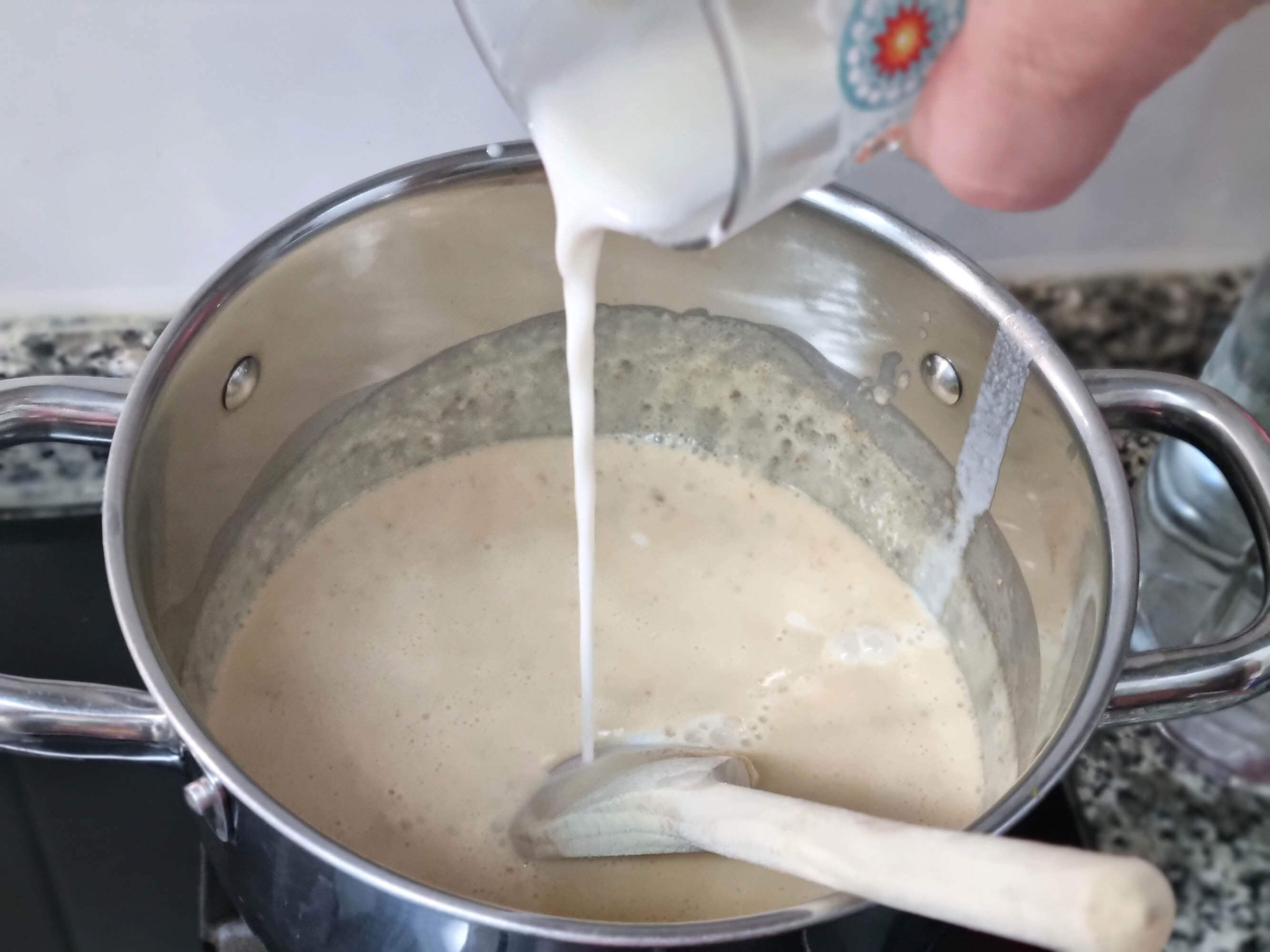Crema de leche, turrón rallado y leche con cuajada.