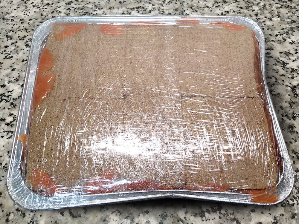 Pastel de salmón ahumado envuelto en film transparente.