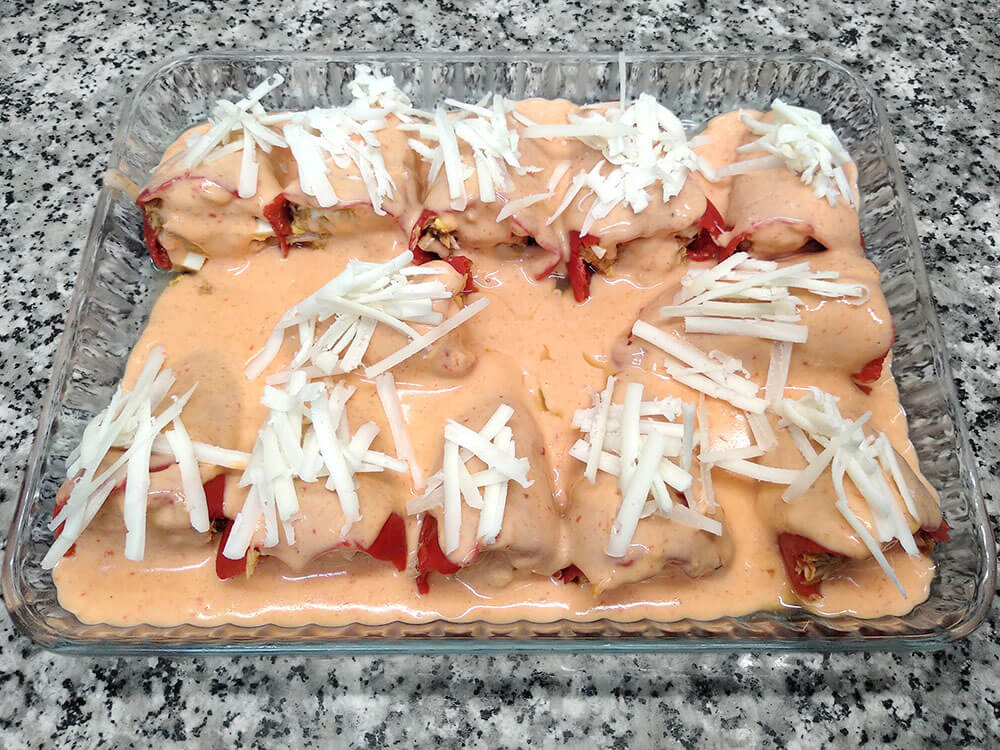 Piquillos rellenos con bechamel y queso rallado.