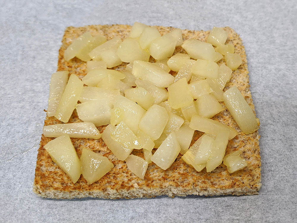 Tostadas pan de molde con pera salteada.
