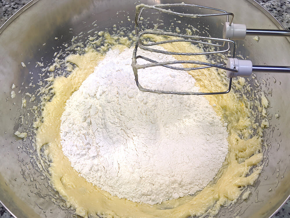 Crema de mantequilla, azúcar y huevo, levadura y harina.