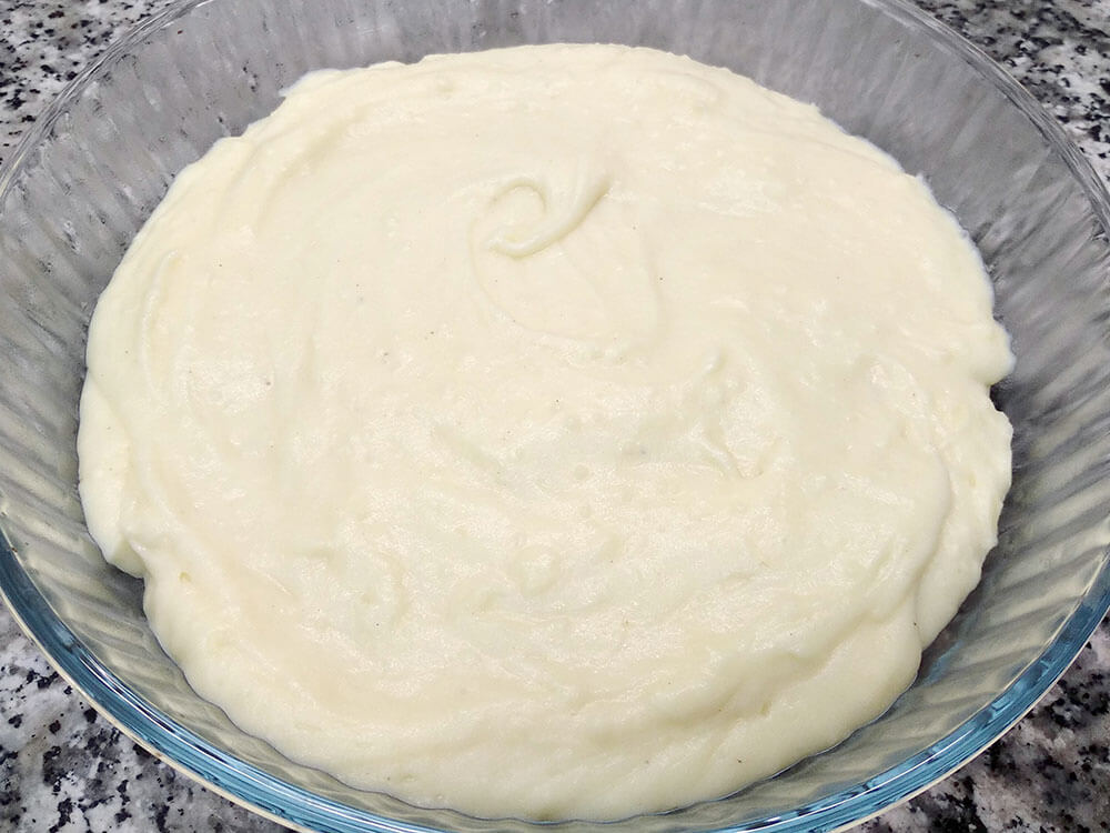 Bandeja con capa de puré de patatas.