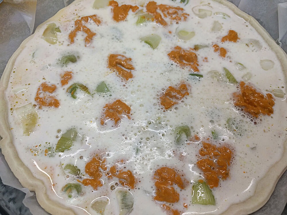 Masa quebrada con los calçots, la leche y los huevos
