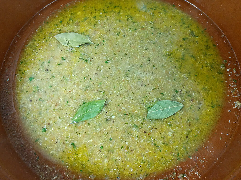Caldo de pescado y sofrito con picada.