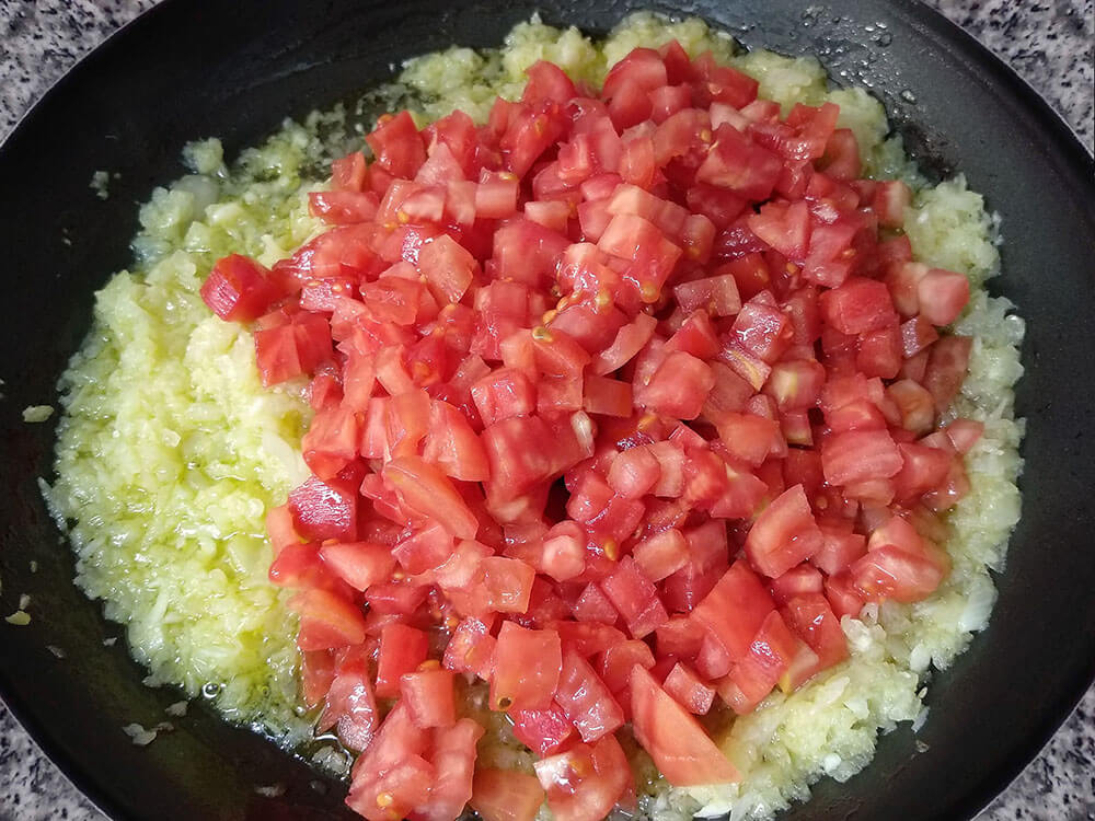 Cebolla picada y tomate a dados.