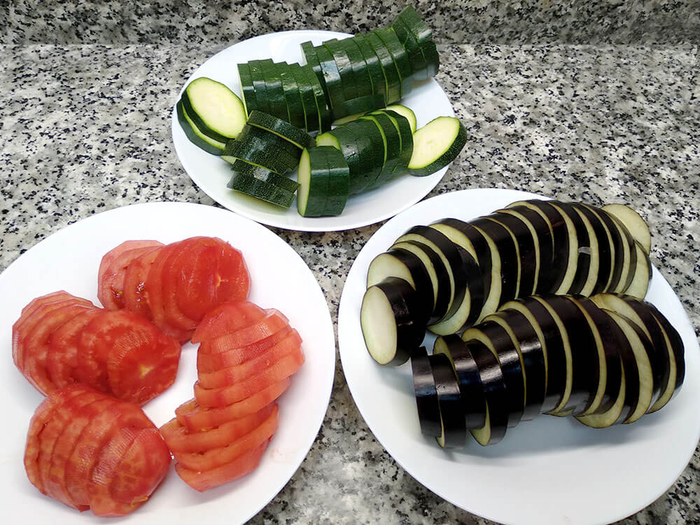 Berenjena, calabacín y tomate en rodajas.