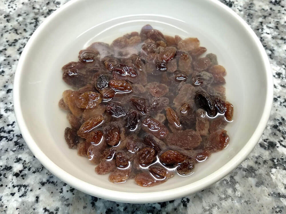 Pasas sultanas en remojo.