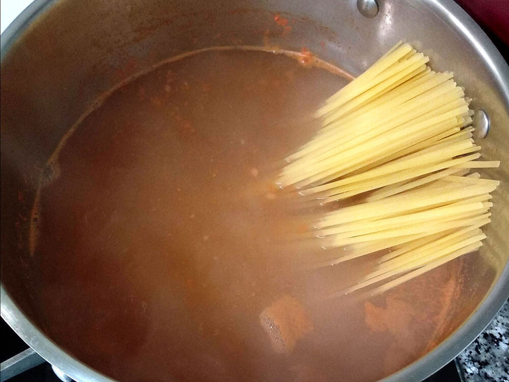 Tallarines en caldo de langostinos.
