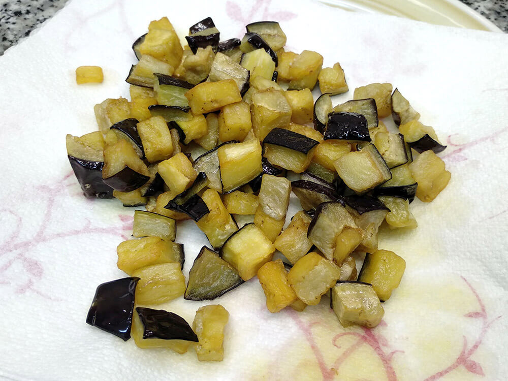 Berenjena frita en papel absorbente.