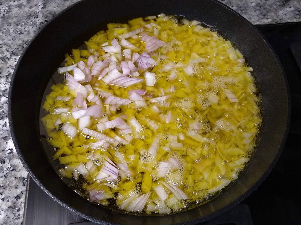Cebolla cortada en sartén.