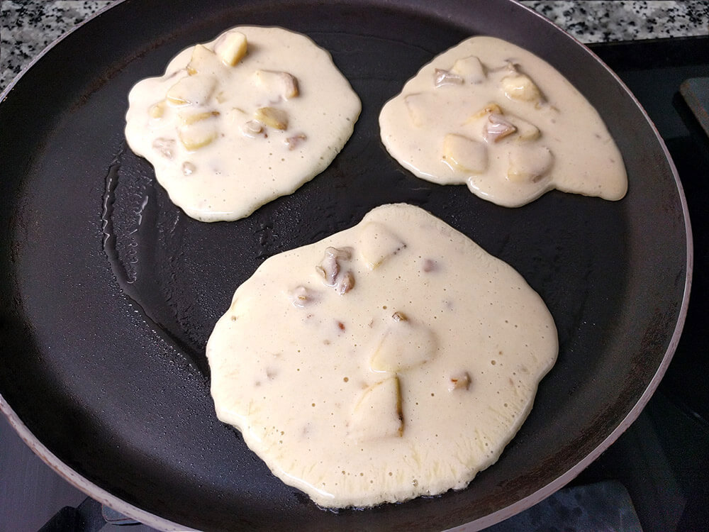 Tortitas cocinándose en la sartén