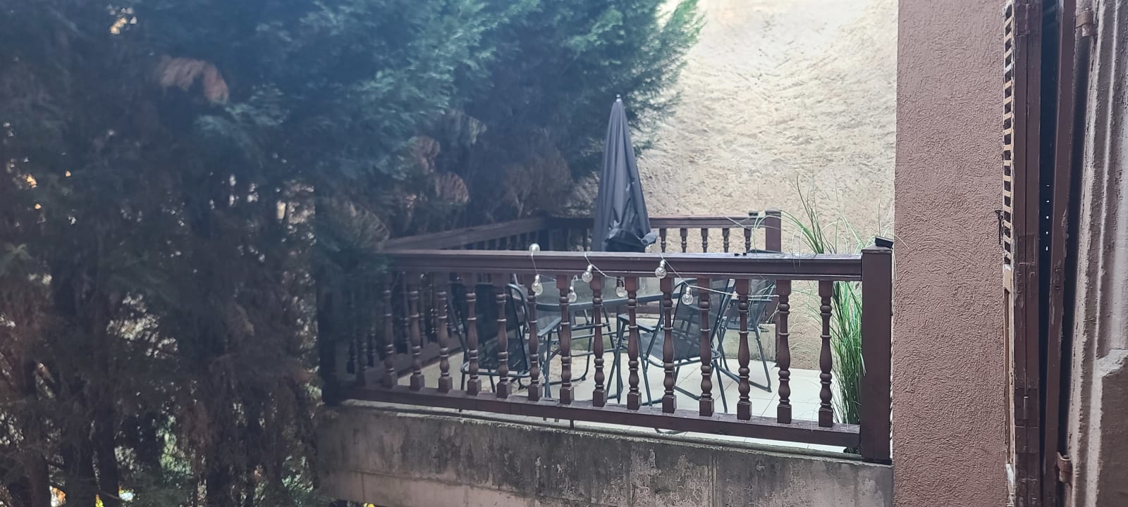 Direction Dabo... Étape reine... Une photo de la terrasse où nous avons pris le dîner et le petit déjeuner avant les 1000 du D+...