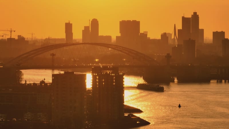 Aerial der Skyline von Rotterdam mit Verkehr auf der Brienenoord-Brücke