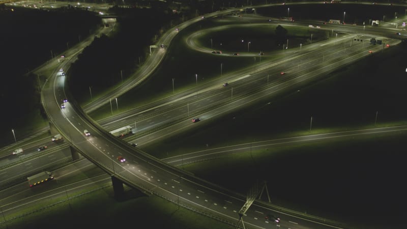 Aerial einer Autobahnüberquerung bei Nacht in Utrecht, Niederlande