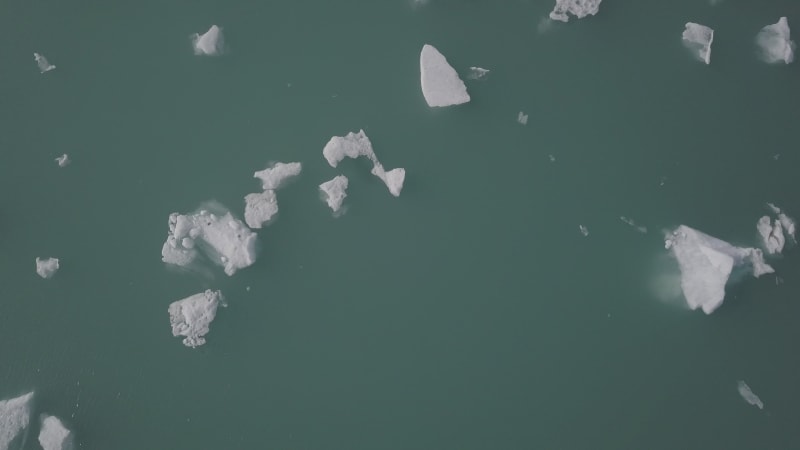 Aerial view of glacier fragments in the Jökulsárlón lago.