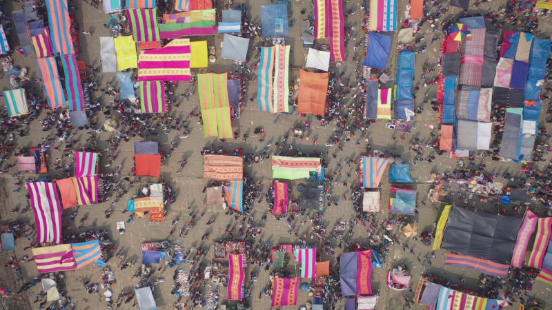 Aerial de personas en el mercado de pescado de Rahman, Chittagong, Bangladesh.