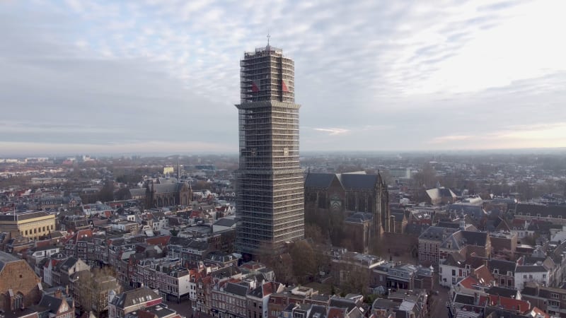 Stijgende Aerial, langzaam in een baan rond de domtoren in het centrum van Utrecht, Nederland