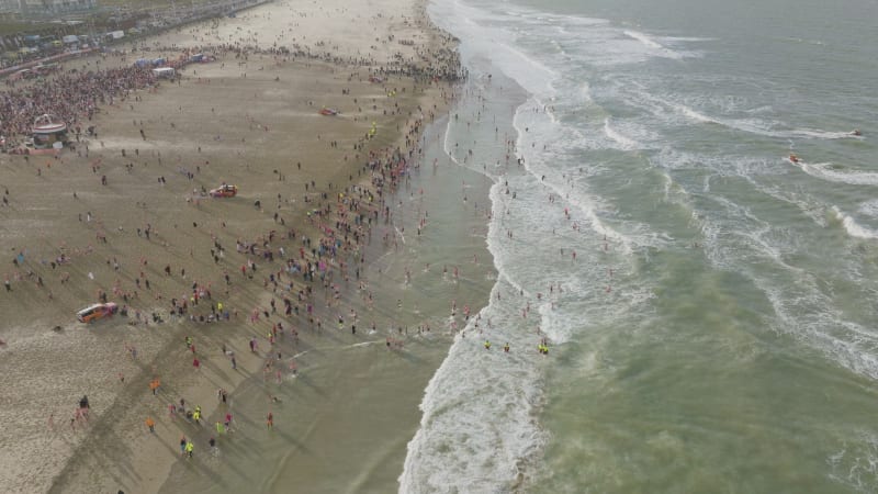 Nieuwjaarsduik first of january 2023 brings the Cold and the Crowds to Scheveningen Beach