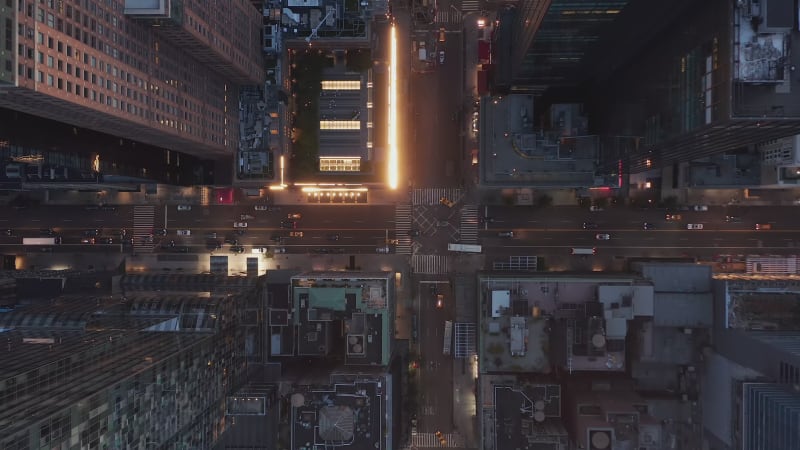 Aerial de haut en bas de la rue des gratte-ciel de New York, de la rue Urban Canyon à Manhattan, avec une circulation automobile intense et les lumières de la ville la nuit