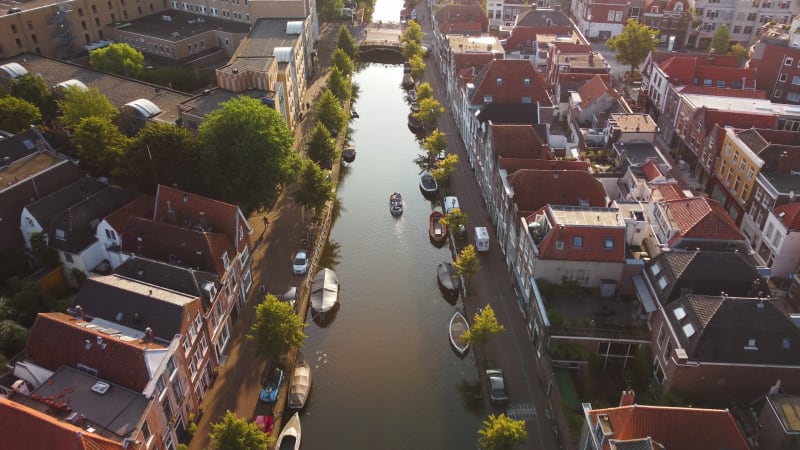 Ein Wasserkanal in einem Wohngebiet von Leiden, Südholland, Niederlande.