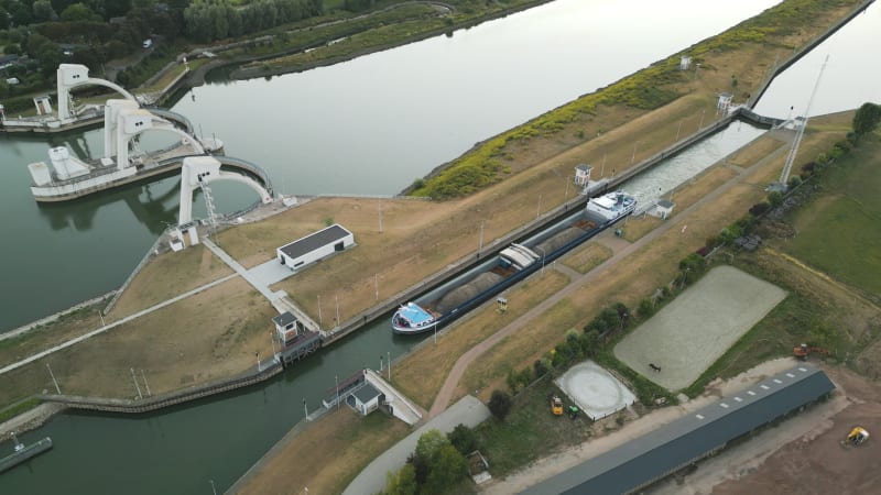 Vrachtschip vaart door een watersluis op de rivier de Lek in Hagenstein, Nederland