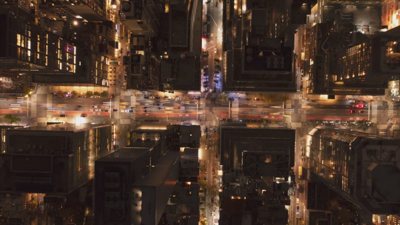 Blick Aerial der Vogelperspektive von oben nach unten auf den Verkehr auf den Straßen der Stadt. Nächtlicher Hyperlapse fahrender Fahrzeuge. Manhattan, New York City, Vereinigte Staaten